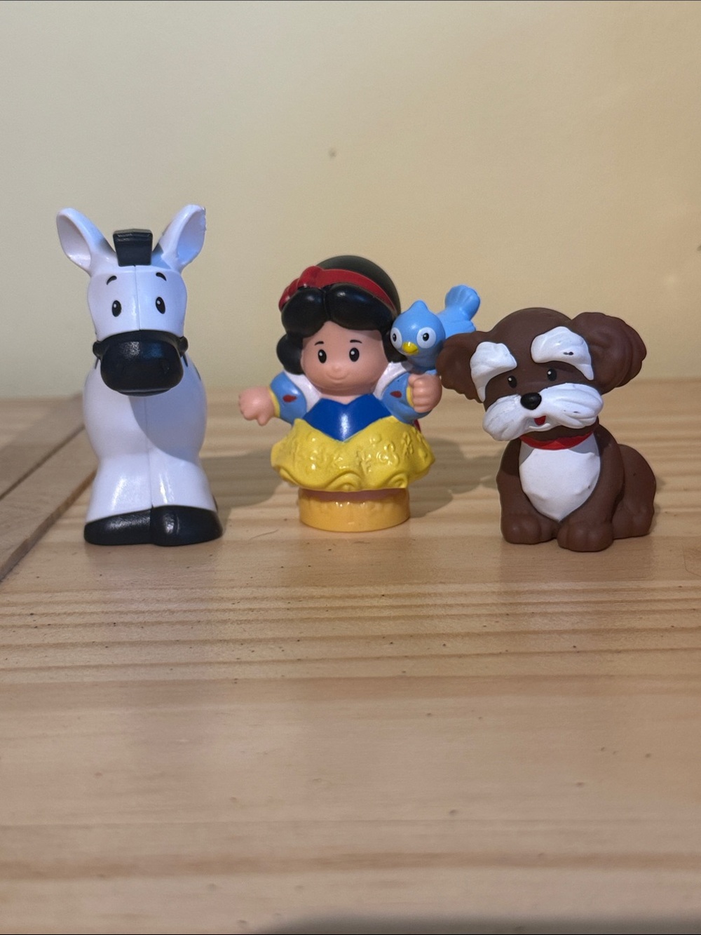 Snow white and her pets little people
